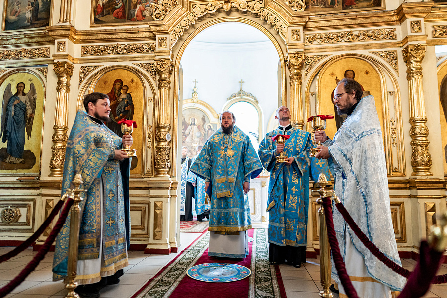Божественная литургия в Троицком храме села Ваулово м.о. Чехов в день празднования Боголюбской иконы Божией Матери